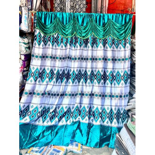 Ce rideau traditionnel d'Afrique de l'Ouest en polyester satiné se distingue par ses imprimés géométriques turquoise et sa cantonnière intégrée drapée en cascade.