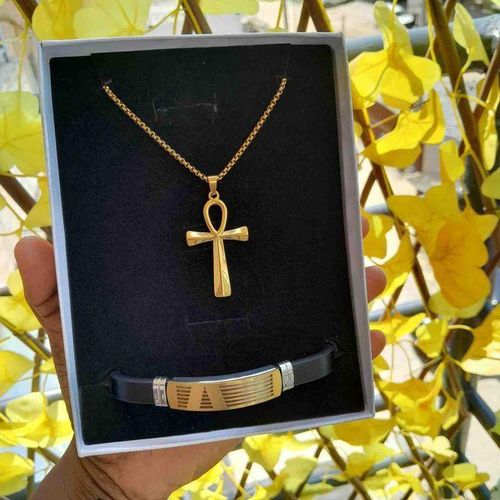 Box cadeau homme composé de chaîne Doré et bracelet , crucifix, bijoux religieux 60 cm En Acier Inoxydable idéal cadeau pour saint valentin , anniversaire, mariage