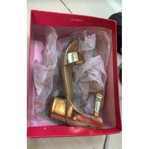 Chic chaussure sandale dorée à talon pour petite fille