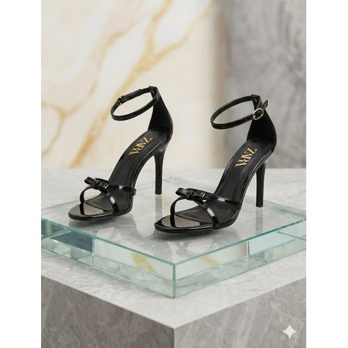 Sandales de Femmes Élégantes à Talons Hauts – Noir Verni avec Nœud Chic. Sublimez votre style avec élégance Conçues pour apporter une touche de glamour à toutes vos tenues. Commandez dès maintenant et ajoutez une touche de luxe à votre garde-robe