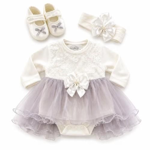 Coffret baptême fillette – Naissance - En blanc avec Gris (Robe, barboteuse, chaussures & barrette) - Blanc/Gris