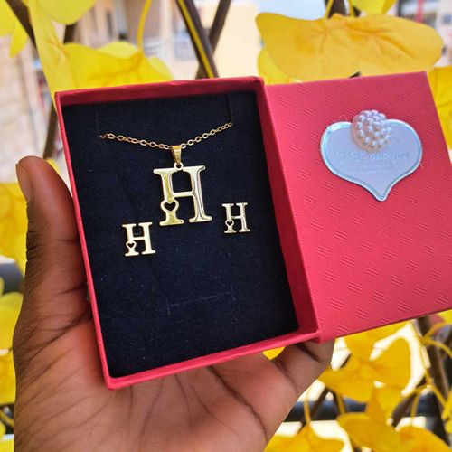 Chaîne femme lettre H doré ensemble bijoux dame pendentif inox mode luxe amour cœur love coffret bijoux cadeau mariage cadeau d'anniversaire cadeau Noël Saint Valentin fête des mères cadeau pour femme boucle d'oreille bracelet femme pierre précieuse