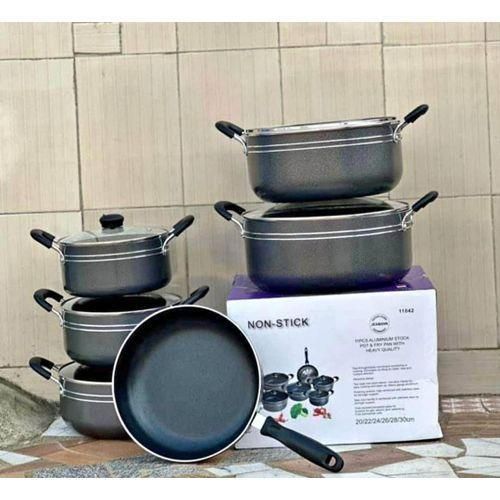 Casserole 5 pièces Anti Adhésif plus une poêle