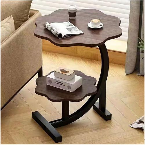 Une table d'appoint à double plateau en forme de pétale avec une structure en métal, une table basse polyvalente et portable, idéale pour être placée au bout d'un canapé.