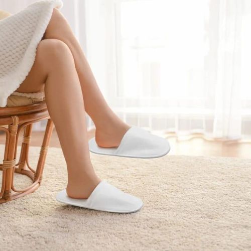 Pantoufles blanches légères – Confort et Hygiène