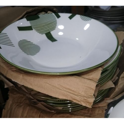 Lot de 12 assiettes en porcelaine