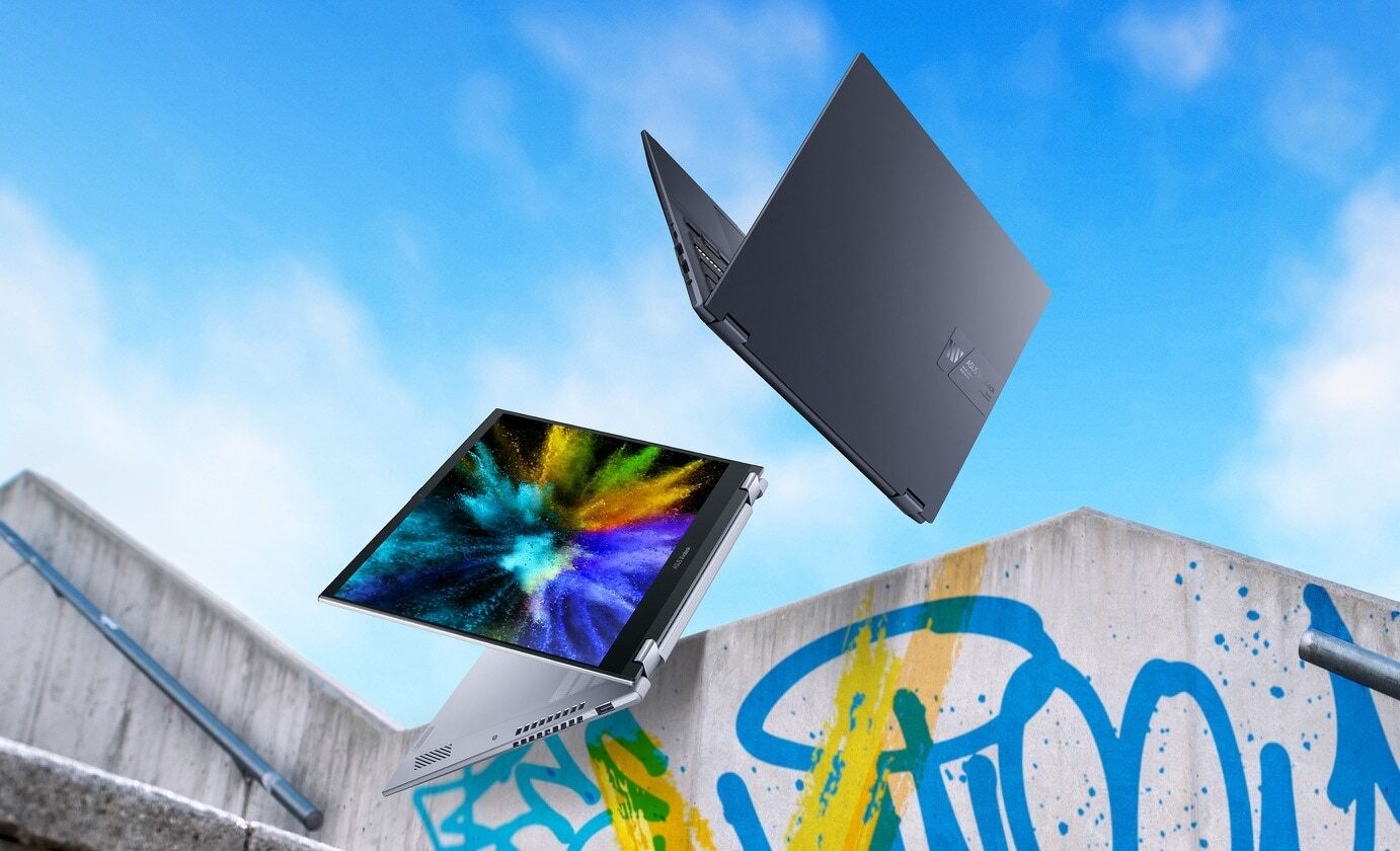 Un Vivobook S 14 Flip en bleu apaisant et argent froid devant des escaliers.