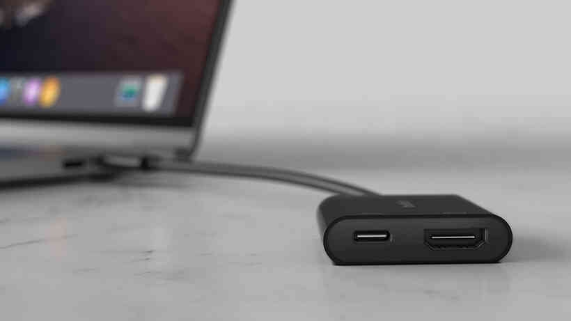 Adaptateur USB-C vers HDMI + recharge de Belkin branché sur un ordinateur portable