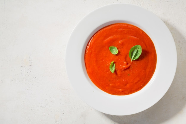 VeloutÃ© de tomates servi dans un bol