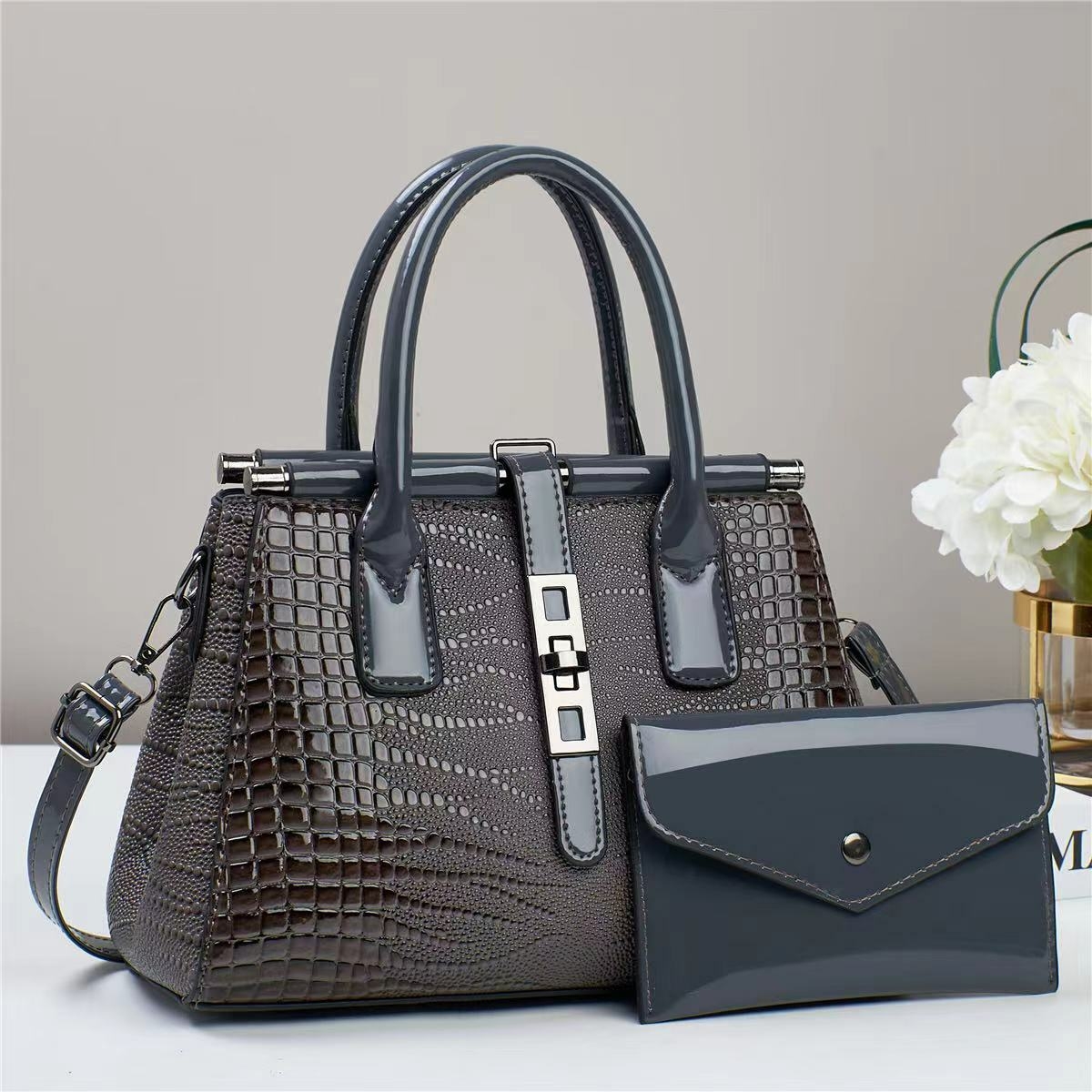 Vente en gros de sac à bandoulière décontracté pour femmes sac à main tendance en cuir brillant à motif crocodile de grande capacité