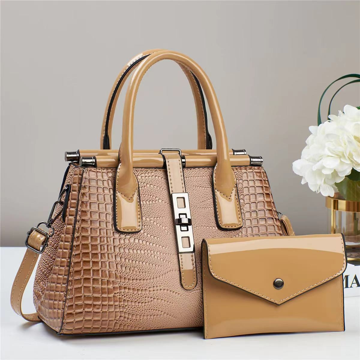 Vente en gros de sac à bandoulière décontracté pour femmes sac à main tendance en cuir brillant à motif crocodile de grande capacité