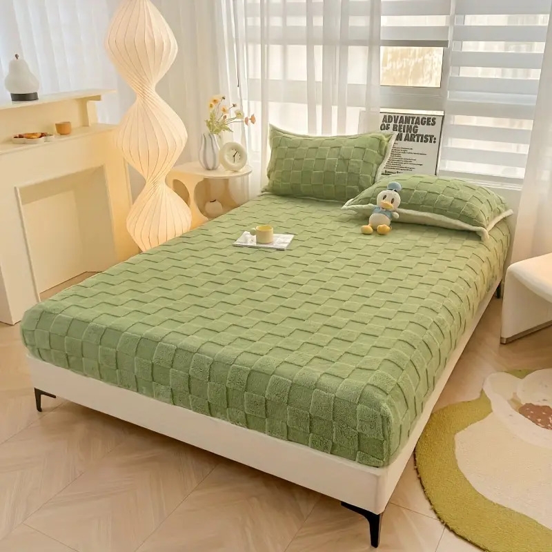 1pc Milk Fleece Fitted Sheet, Three-dimensional Cut Flower Checkerboard Tartan Flannel Fitted Sheet, Comfortable Warm Breathable Flannel Fitted Sheet, Thickened High Elastic Mattress Protector, Easy To Wash, All Seasons Use, Christmas Gift