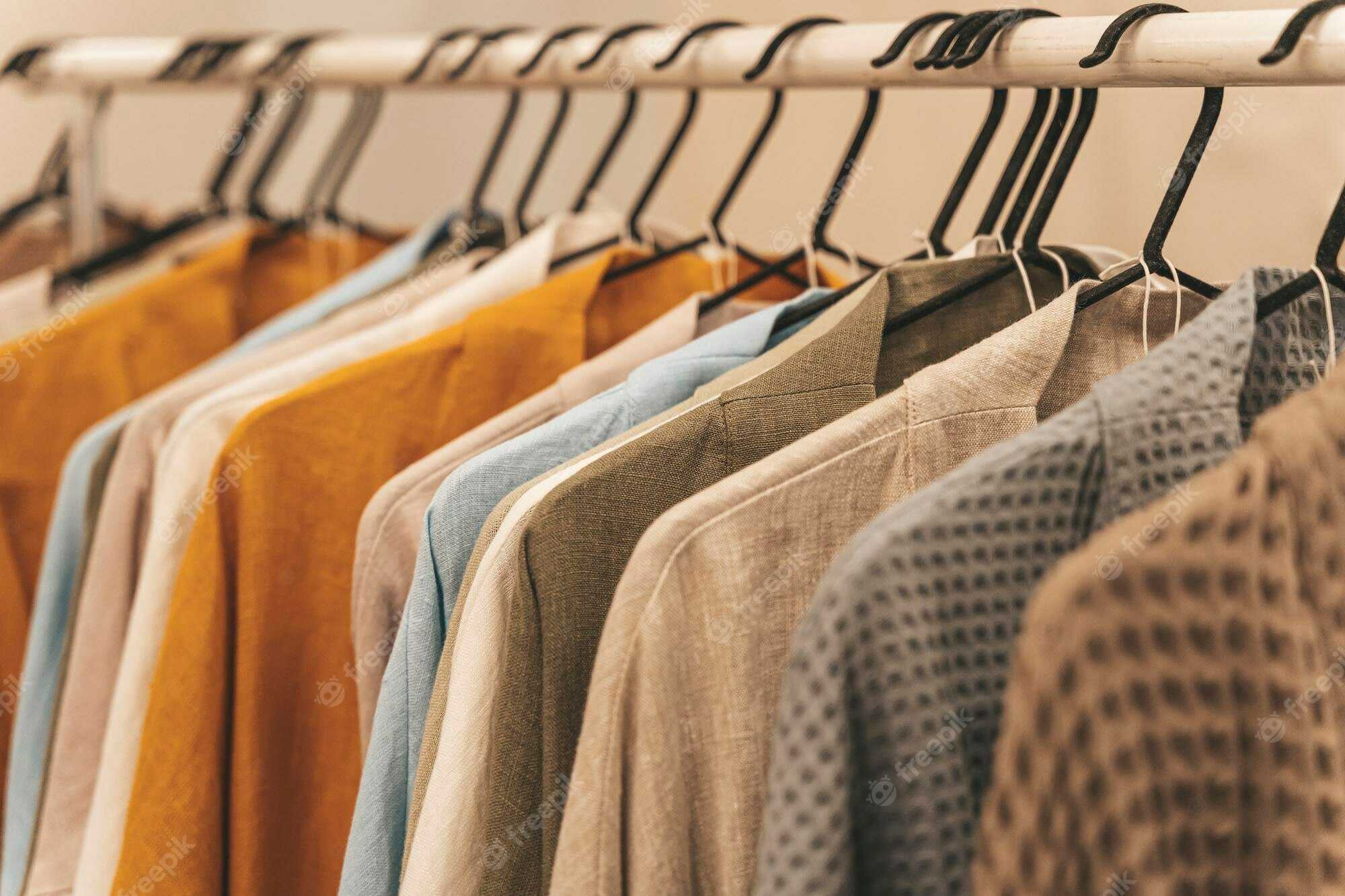 Vêtements écologiques Biologiques Sur Cintre Vêtements Faits Maison à  Partir De Tissus Naturels Et Transformés Naturels - Photo Premium