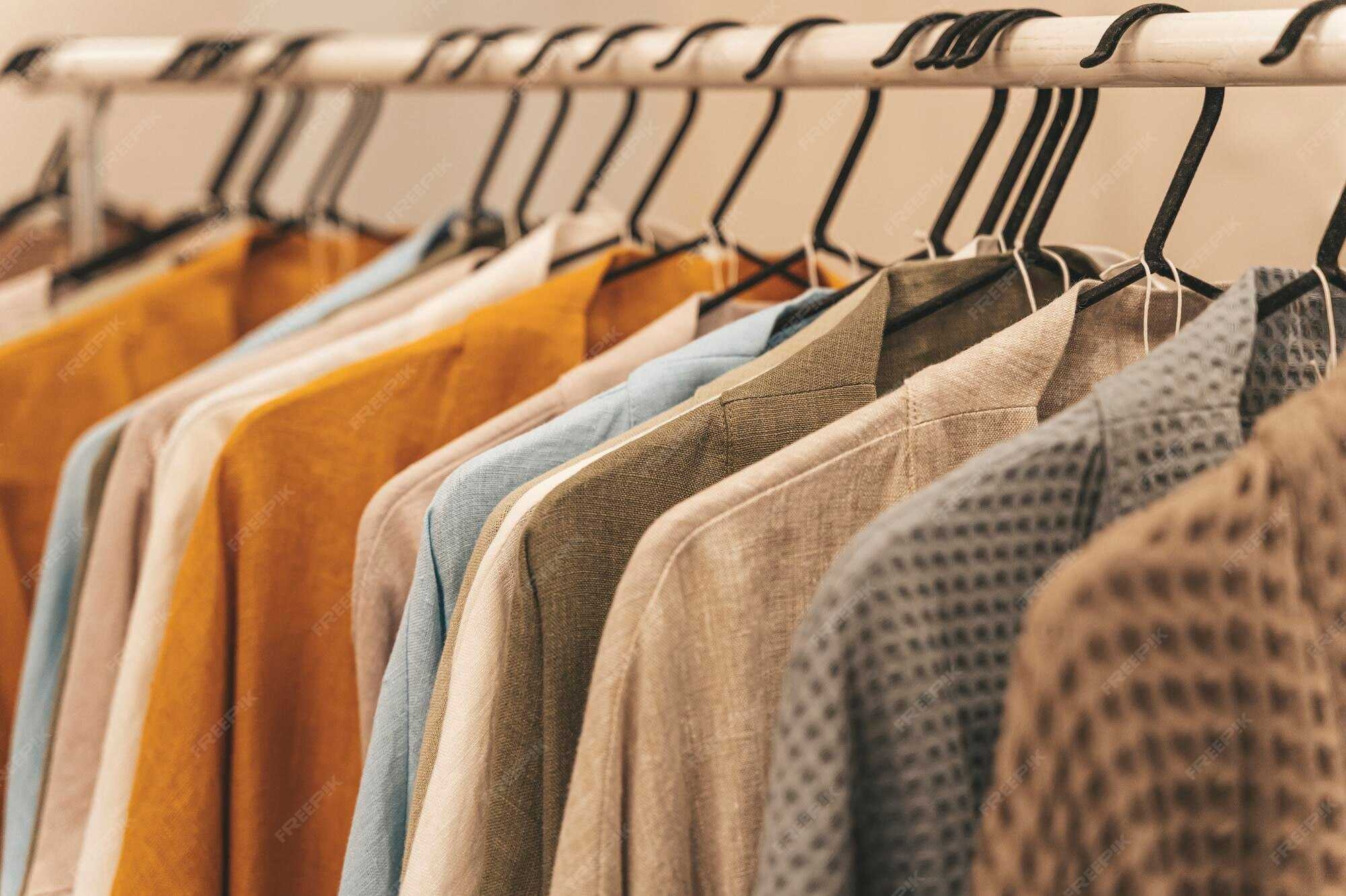 Vêtements écologiques Biologiques Sur Cintre Vêtements Faits Maison à Partir De Tissus Naturels Et Transformés Naturels - Photo Premium