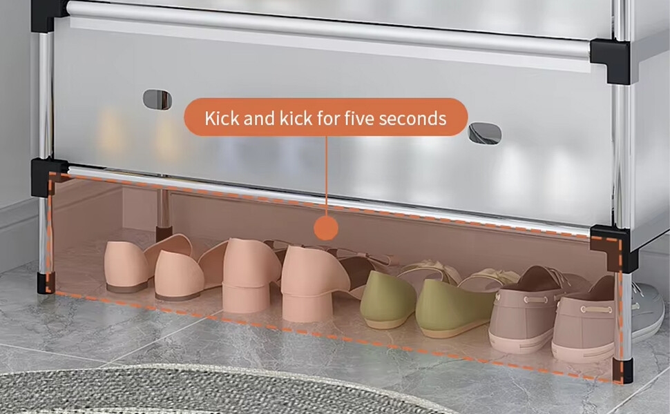 Étagère à chaussures avec housse de protection transparente et cadre en métal, présentant plusieurs paires de chaussures. La superposition de texte indique la fonction d'opération du coup