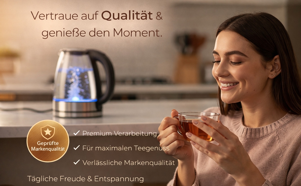 Le texte se lit comme suit : 'Vertraue auf Qualität & génie du moment. Premium Verarbeitung, Für maximalen Teegenuss, Verlässliche Markenqualität, Tägliche Freude & Entspannung.' Montre quelqu'un qui apprécie le thé dans une cuisine moderne avec une tasse en verre.