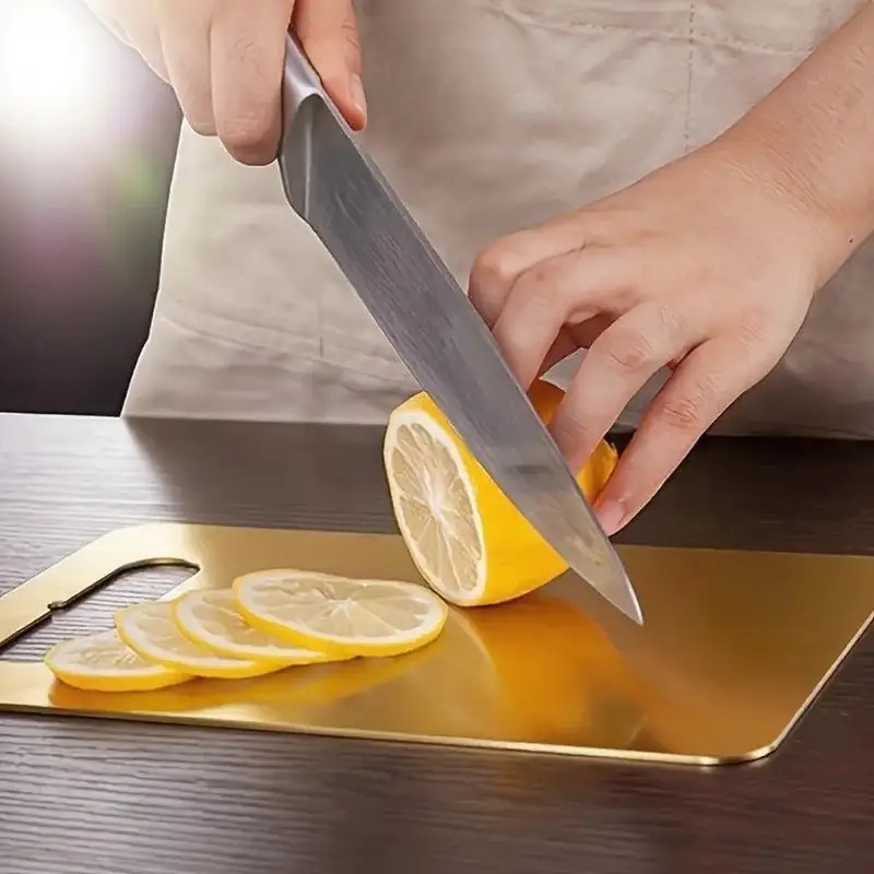 2025高级不锈钢砧板 - 双面重型食品级安全切菜板，圆润边缘和防滑底座设计，大号201不锈钢厨房切片板，适用于家庭和餐厅，洗碗机安全，卫生易清洁，耐用坚固表面适合切肉、蔬菜、奶酪片 - 厨师和家庭烘焙的理想选择, 肉类切割,蔬菜切片,专业厨师 商品详情 3