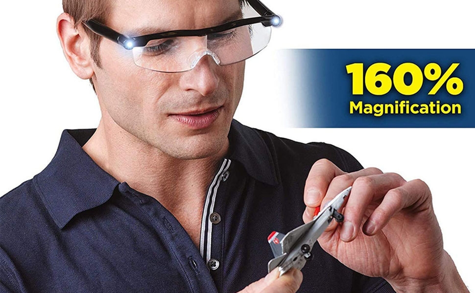 un homme utilisant une paire de lunettes pour se couper un ongle