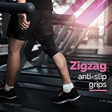 Partie inférieure du corps d'une personne sur un tapis roulant, portant un short noir et des baskets. Le texte « Poignées antidérapantes en zigzag » est visible, ce qui suggère de mettre l'accent sur les caractéristiques de prise en main du tapis roulant