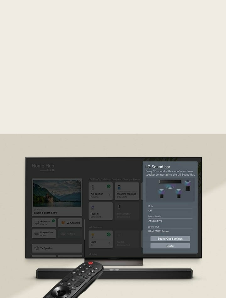 La télécommande LG pointe en direction d’une LG TV positionnée au-dessus d’une LG Soundbar. La LG TV affiche le menu de l’Interface WOW à l’écran.