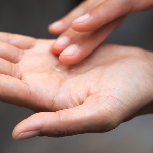 main avec lubrifiant manix infiniti