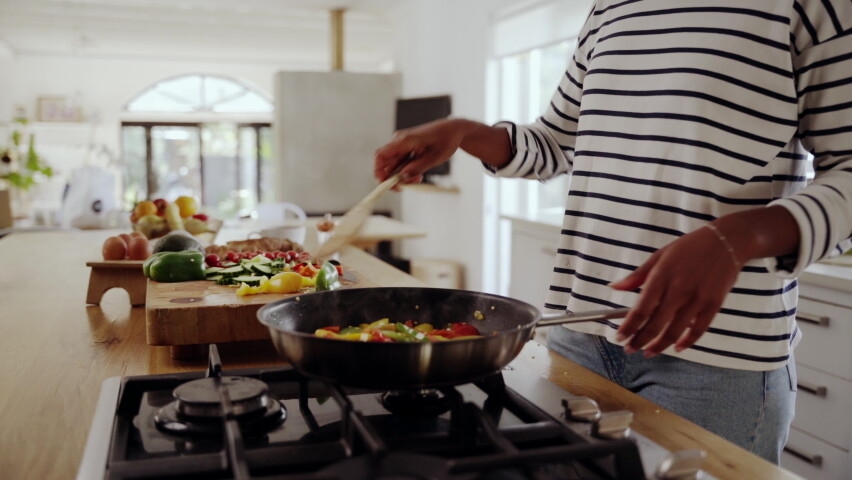 Ouverture de la cuisinière à gaz pour préparer la cuisson dans la cuisine.  - Clips et séquences vidéo HD gratuits sur Videezy !