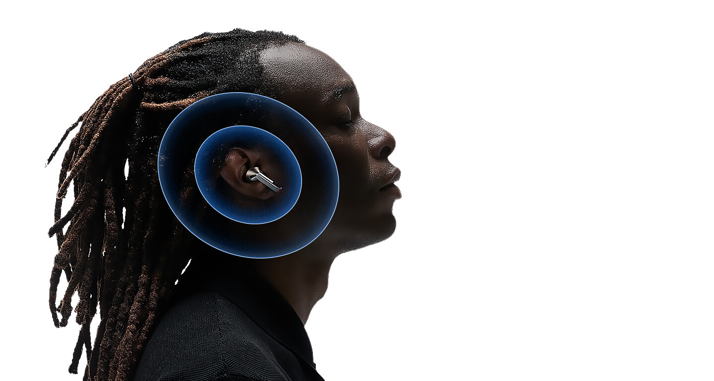 Un homme utilisant des Galaxy Buds3 Pro argentés.