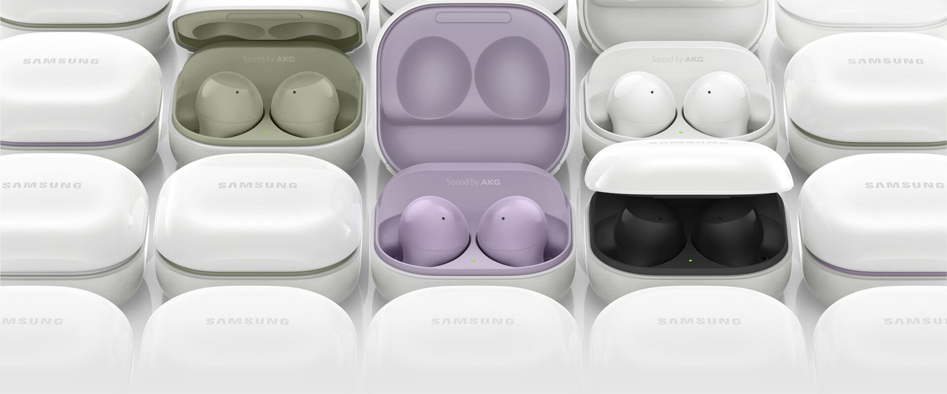 Étuis de Galaxy Buds2 placés les uns à côté des autres. Certains des étuis sont ouverts pour montrer les différentes couleurs à l’intérieur de l’étui, allant du vert olive, lavande, et blanc, au noir.