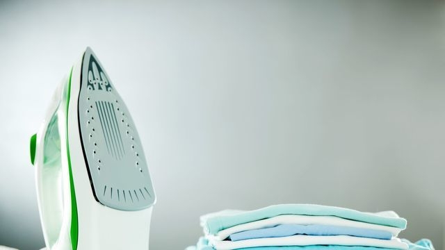 Image result for linge et fer à repasser