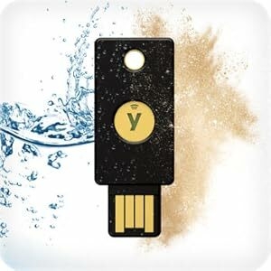 une clé USB noire avec une clé dorée