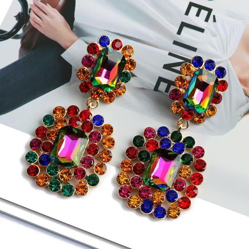 Boucles d'oreilles pendantes plaquées or à cristaux multicolores et pierres arc-en-ciel Vente de liquidation