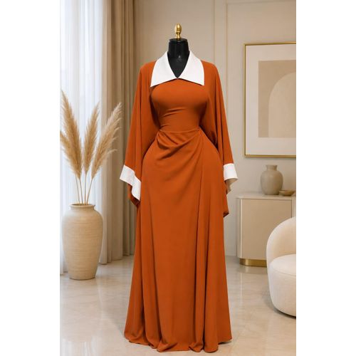 Robe Longue Élégante à Col Blanc – Coupe Fluide et Chic