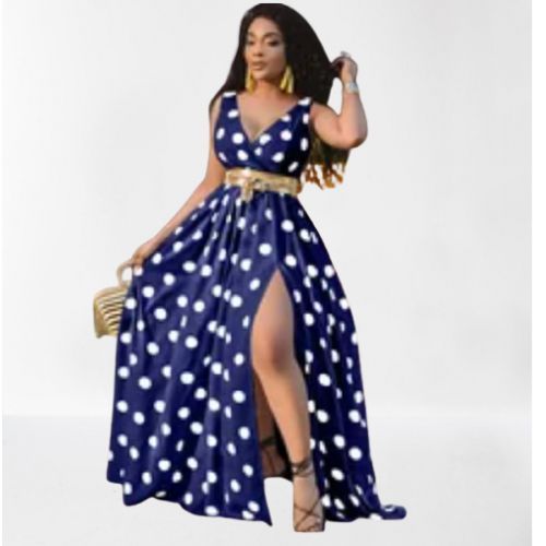 UNE ROBE AVEC FENTE ET CEINTURE