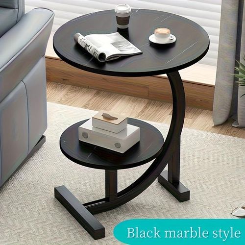 Table d'appoint moderne et luxueuse, combinant fer forgé et bois, avec un plateau noir à motif marbré – une table basse peu encombrante pour canapé ou chevet, dotée d'une étagère de rangement.