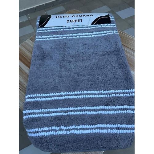 Ce tapis de bain en microfibre rose de la marque SoHo, mode Ty- LINE, est doté d’une fonction Antidérapante
