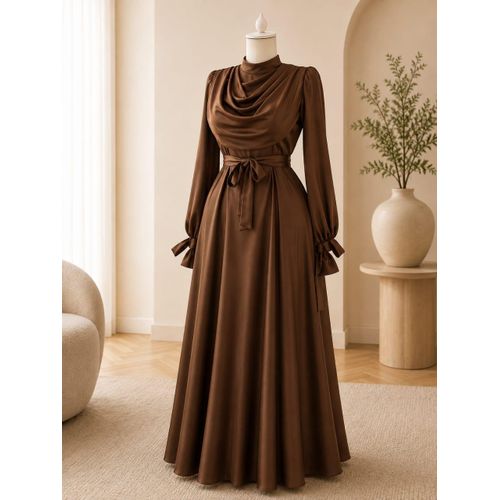 Robe Longue Satinée Marron Élégante à Col Drapé avec Ceinture