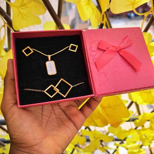 Chaîne femme carré doré ensemble bijoux dame pendentif inox mode luxe amour cœur love coffret bijoux cadeau mariage cadeau d'anniversaire cadeau Noël Saint Valentin fête des mères cadeau pour femme boucle d'oreille bracelet femme pierre précieuse