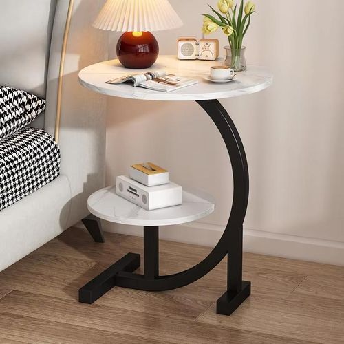 Table basse compacte sur roulettes avec étagère de rangement, idéale pour un coin salon, au centre ou à côté d'un canapé. Style moderne et créatif.