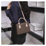 GALUIN Ce sac cabas imprimé blanc cassé présente un format compact, idéal pour le travail ou les rendez-vous. - image 2