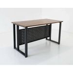 bureau au style industriel présente un design minimaliste C3