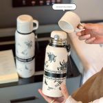 product_image_name-Harajuku Mini-Bouteille d'eau isotherme Flower Cup 800 ml, en acier inoxydable, élégante avec motif floral noir et blanc et bandoulière pratique-5