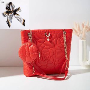 Sac audacieux avec foulard décoratif et chaîne dorée