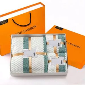 Coffret Cadeau : Parure de 3 Serviettes en Velours Corail Premium, douces et absorbantes 