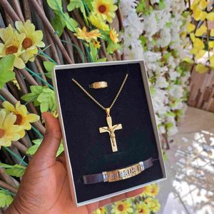 Bijoutique Or doré plaque  pendentif jésus zircon doré Ensemble jésus  homme bracelet homme bijoux homme bague chaîne mode amour cadeau Fête des pères St Valentin cadeau de Noël mariage baptêmes cadeau anniversaire mode inox 