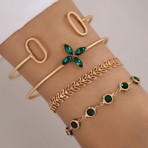Ensemble de Bracelets Vintage à Pierres Vertes – 4 Pièces Bracelets et Bangles Empilables Dorés