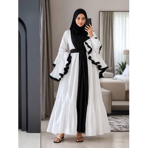 Mode Abaya blanche et noire à volants – élégance chic et intemporelle