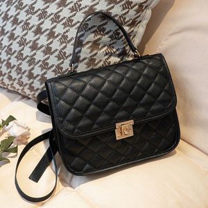 Sac bandoulière/sac à dos femme noir matelassé avec fermoir doré