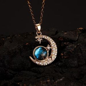 Vente de liquidation ! Collier lune et étoile doré avec pendentif galaxie bleu et cristaux étincelants pour femme Acier inoxydable style affirmé et vente de liquidation