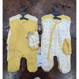 KIT NAISSANCE MIXTE DE DEUX GRENOUILLERES AVEC DEUX BONNETS JAUNE ET BLANC ET A MOTIFS