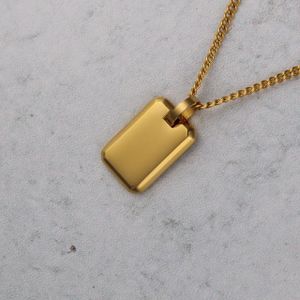 Collier Doré avec Pendentif Rectangle – Style Élégant et Moderne
